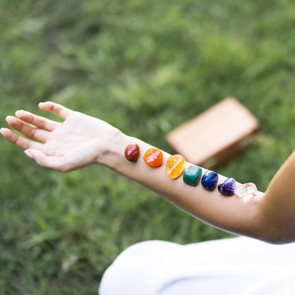 Crystal Box – Set of 7 Chakra Stones, Rose Quartz & Amethyst Cluster - Image 2